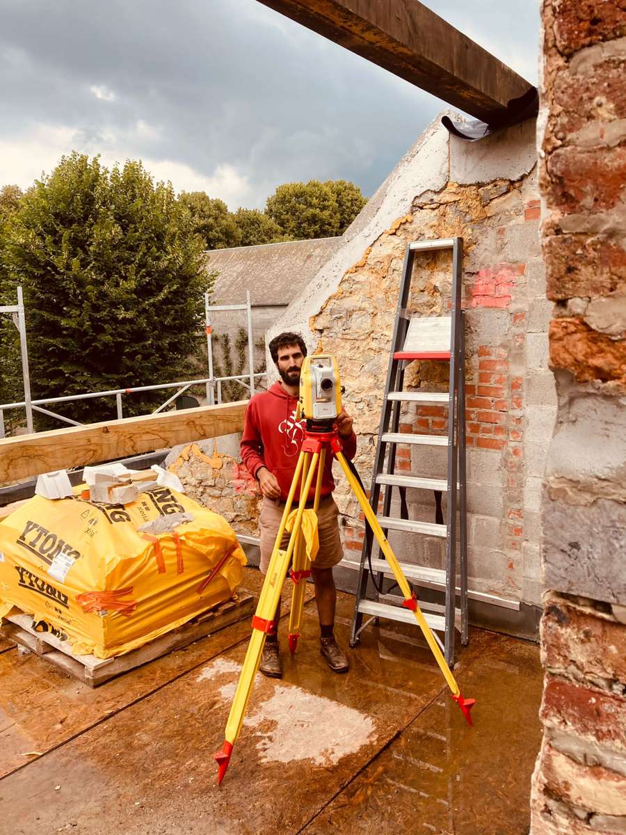 Relevé à la station totale dans les murs d'un château en rénovation